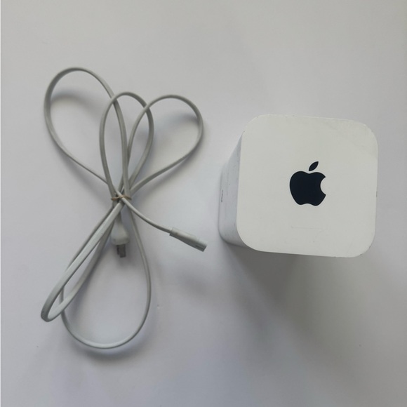 Apple AirPort Extreme A1521/ME918LL/A Gen6 - 802.11ac WiFi Router - Picture 1 of 5
